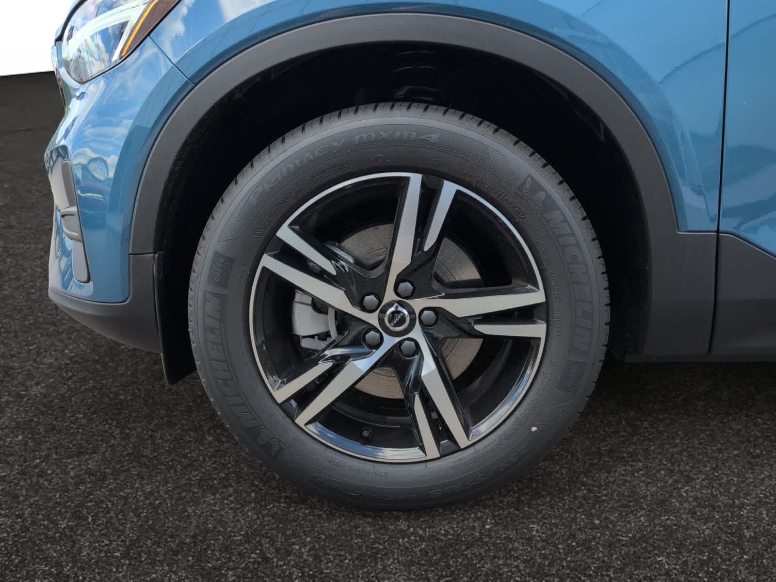 new 2025 Volvo XC40 car, priced at $43,595
