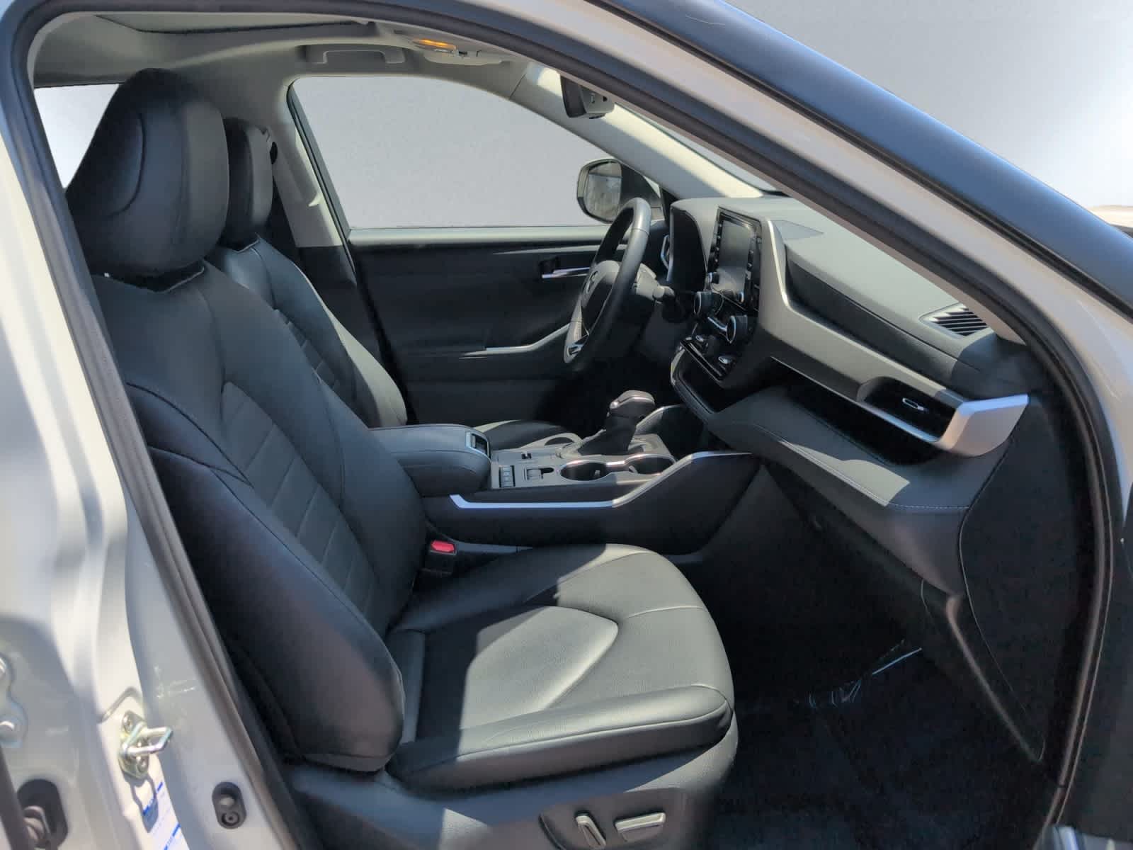 used 2020 Toyota Highlander Hybrid car, priced at $33,998