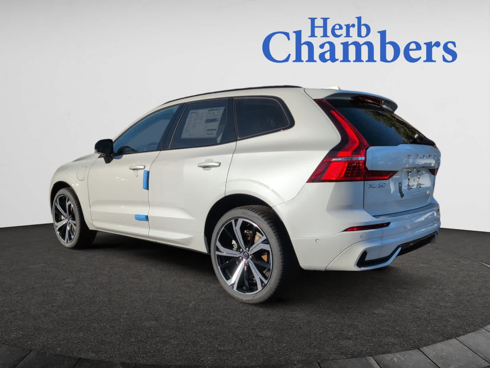 new 2025 Volvo XC60 plug-in hybrid car, priced at $71,875