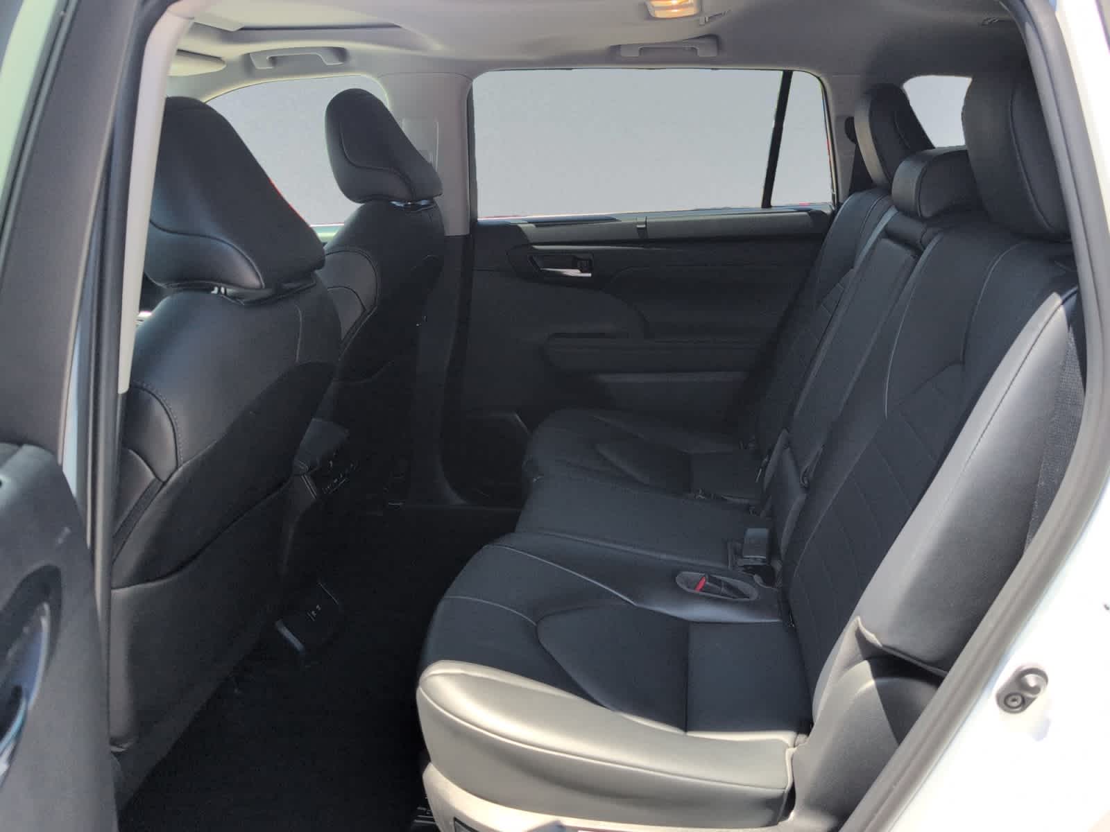 used 2020 Toyota Highlander Hybrid car, priced at $33,998