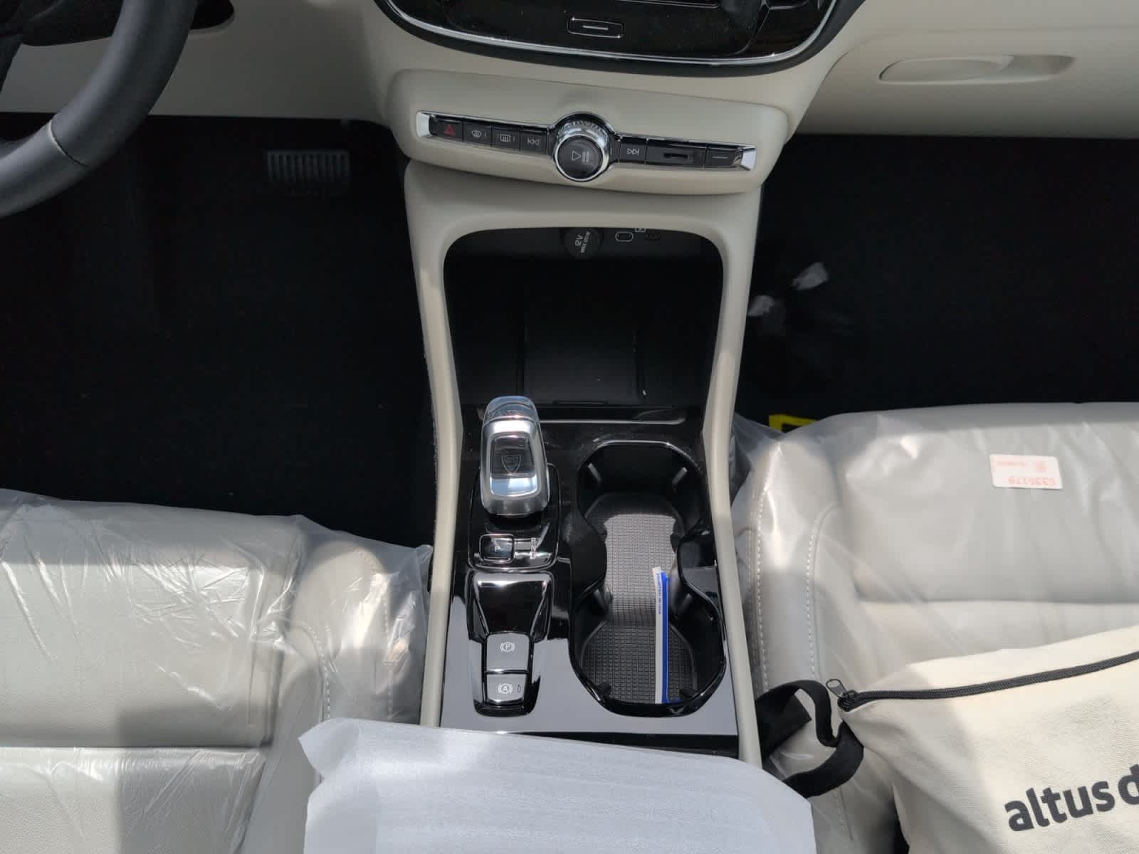 new 2025 Volvo XC40 car, priced at $49,810