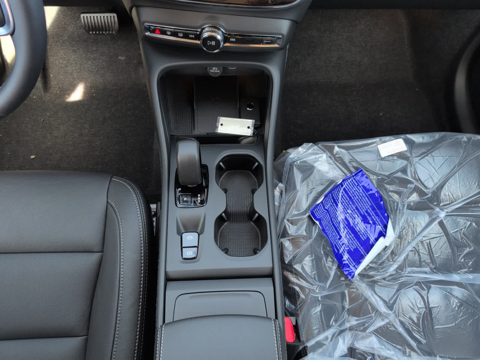 new 2025 Volvo XC40 car, priced at $43,045