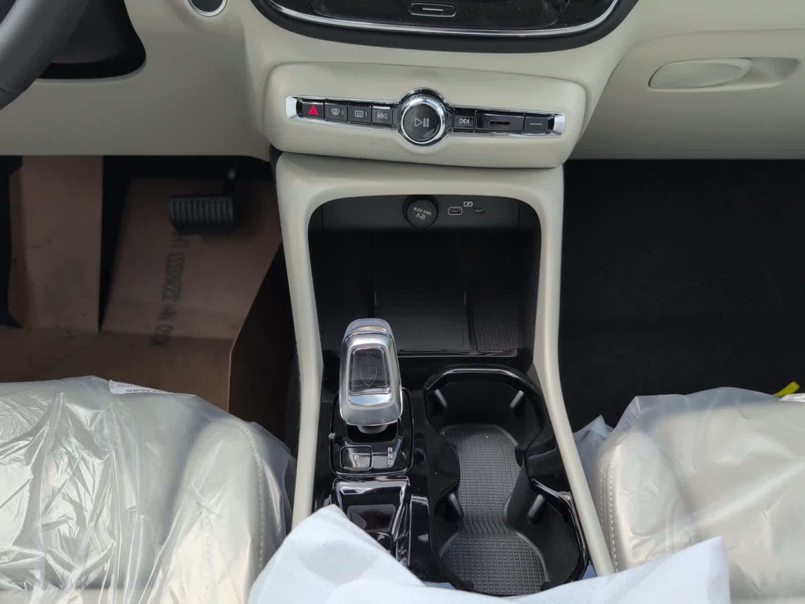 new 2025 Volvo XC40 car, priced at $51,060