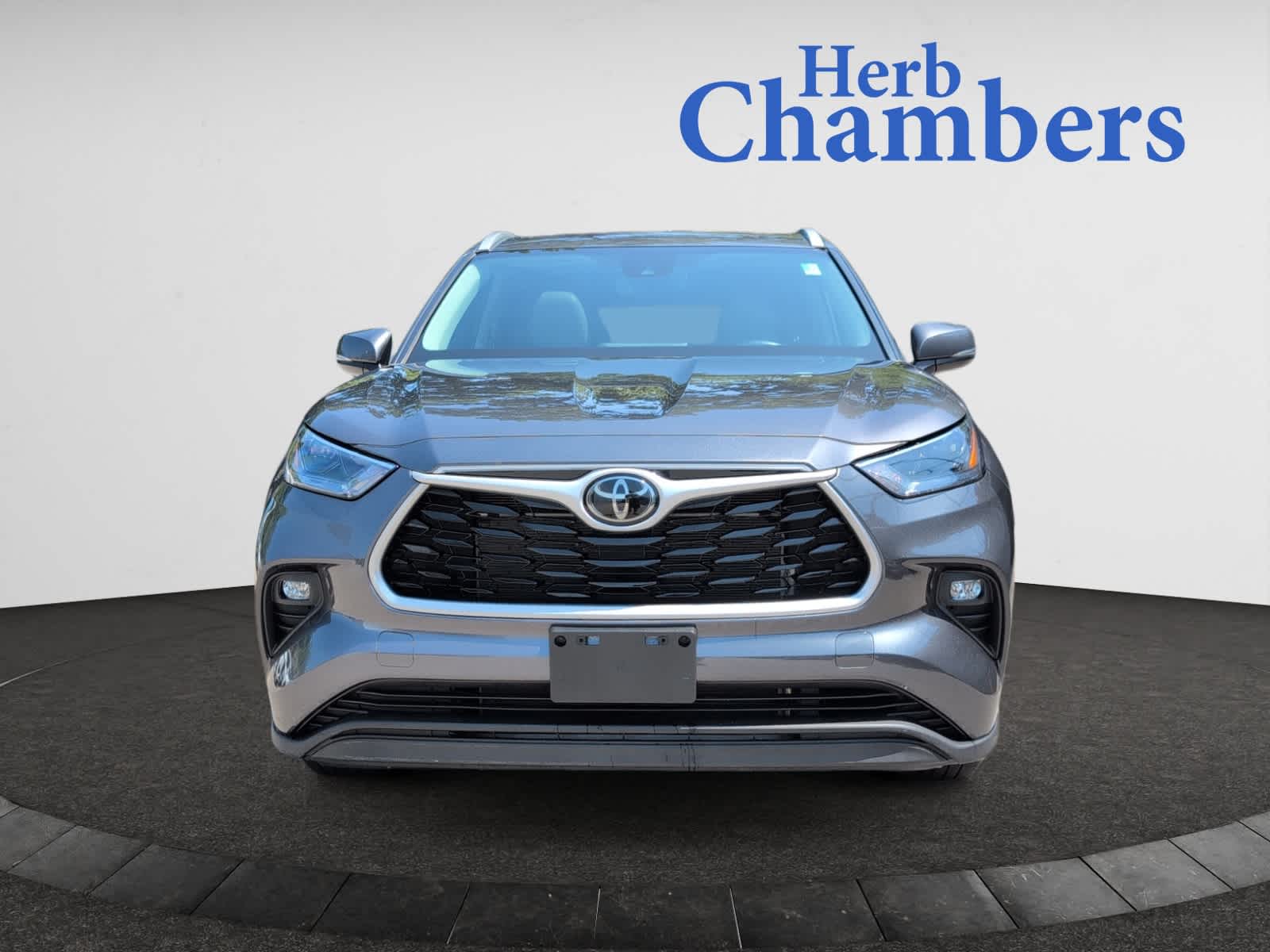 used 2022 Toyota Highlander car, priced at $37,998