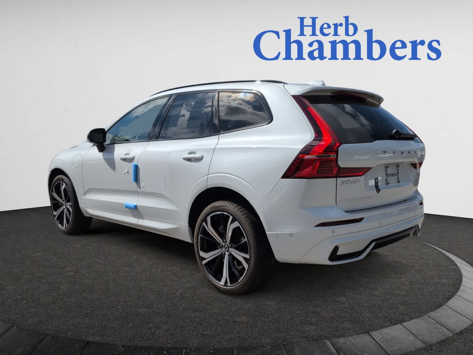 new 2025 Volvo XC60 plug-in hybrid car, priced at $71,485