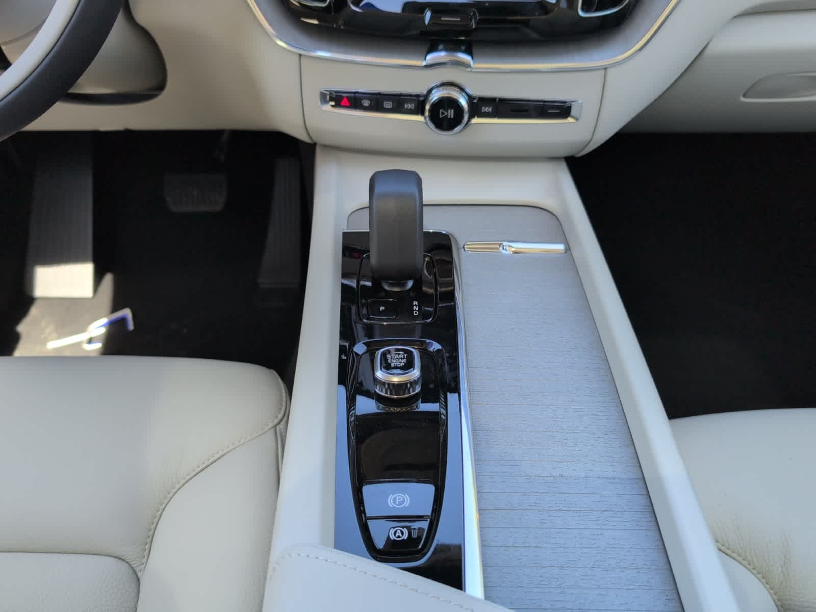 new 2025 Volvo XC60 plug-in hybrid car, priced at $66,260