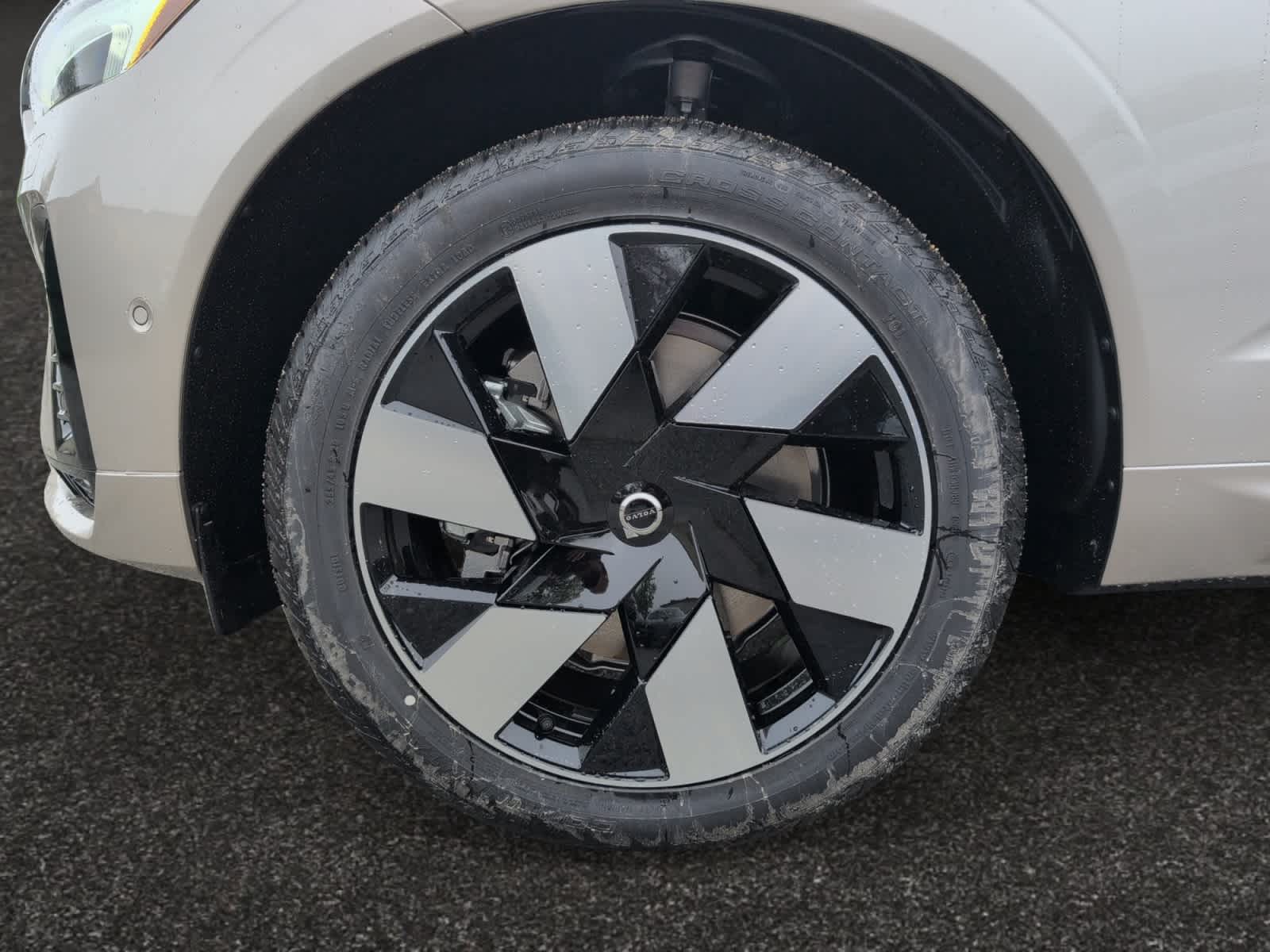 new 2025 Volvo XC60 plug-in hybrid car, priced at $66,260