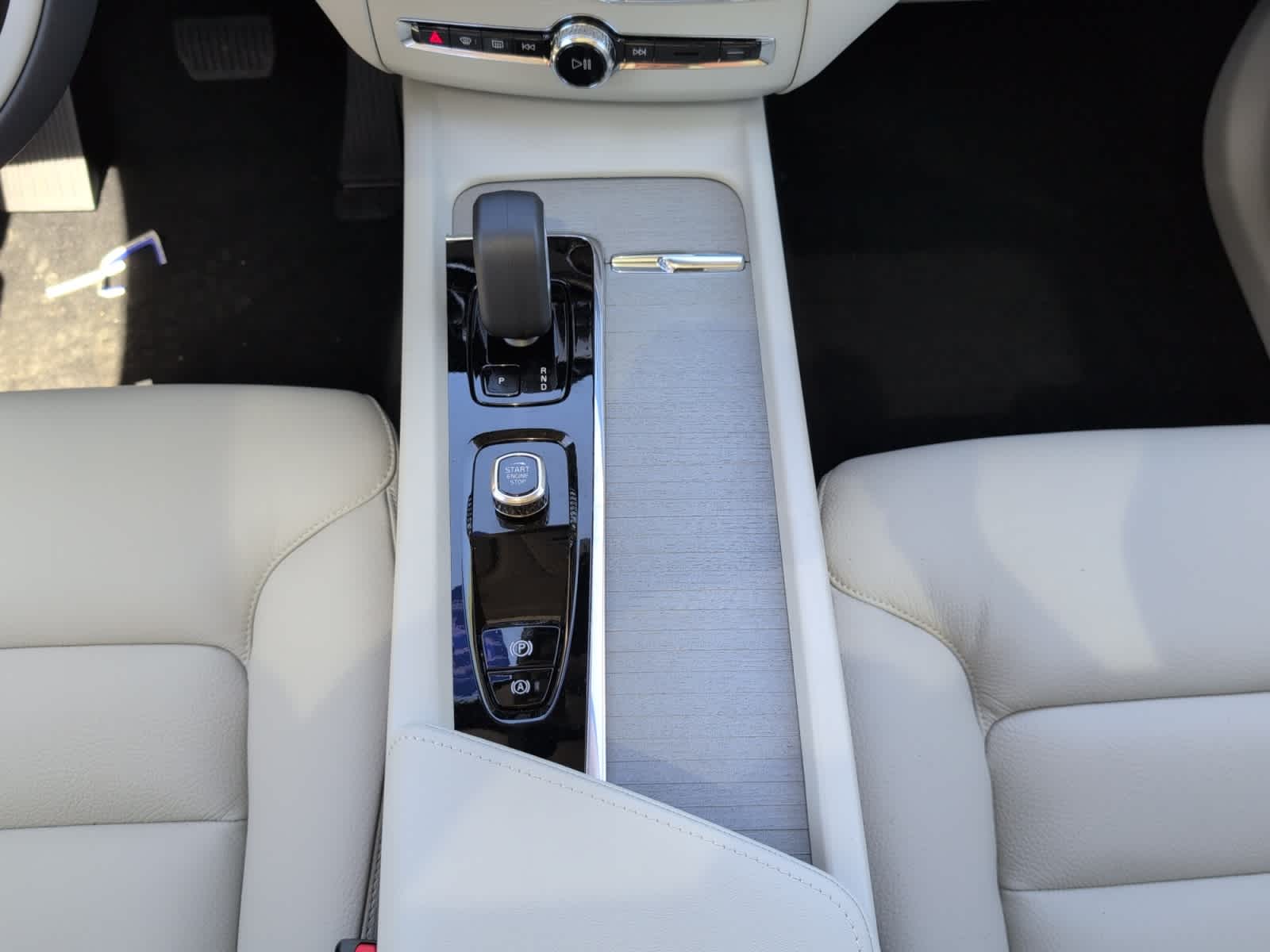 new 2025 Volvo XC60 plug-in hybrid car, priced at $66,260