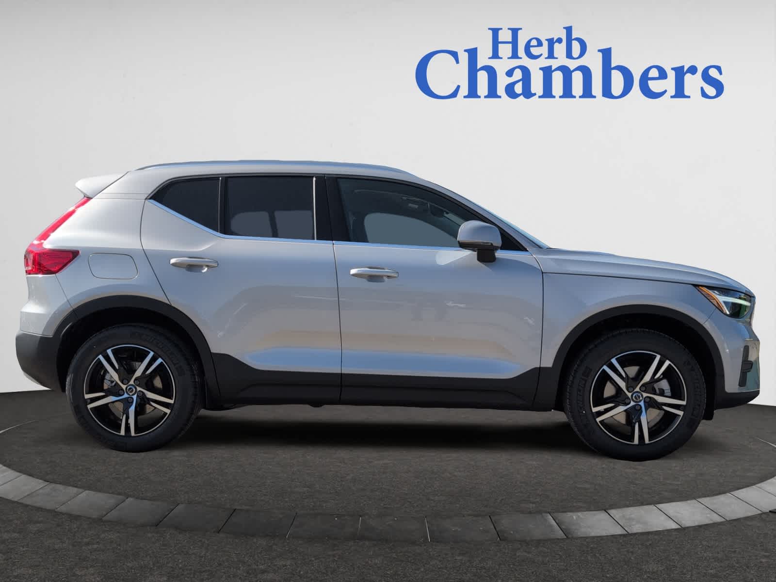 new 2025 Volvo XC40 car, priced at $43,045