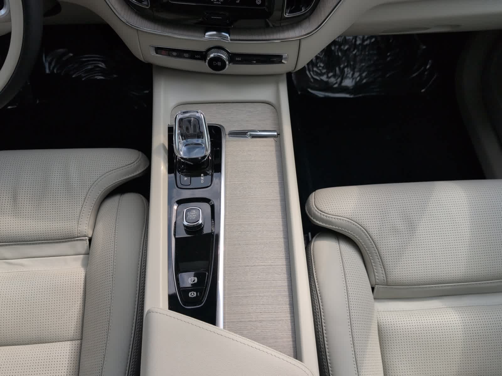 used 2022 Volvo XC60 car, priced at $41,998