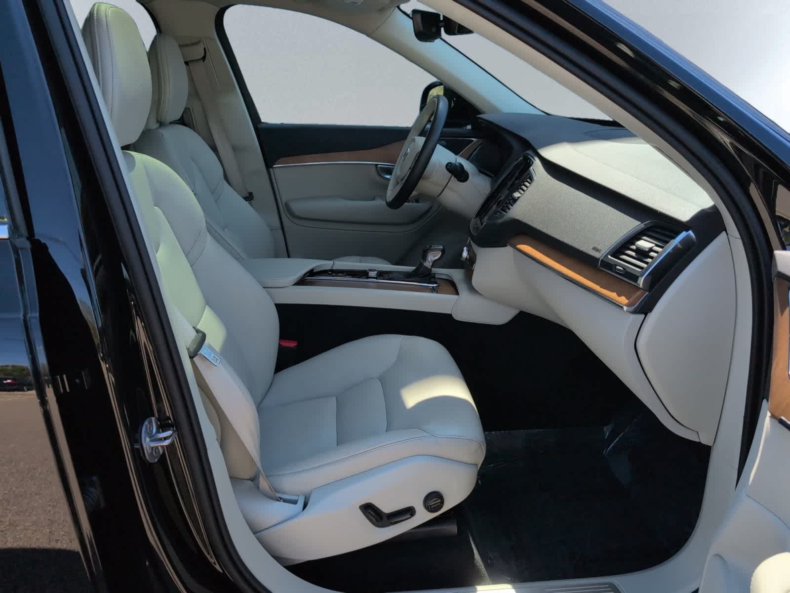 used 2022 Volvo XC90 car, priced at $42,998