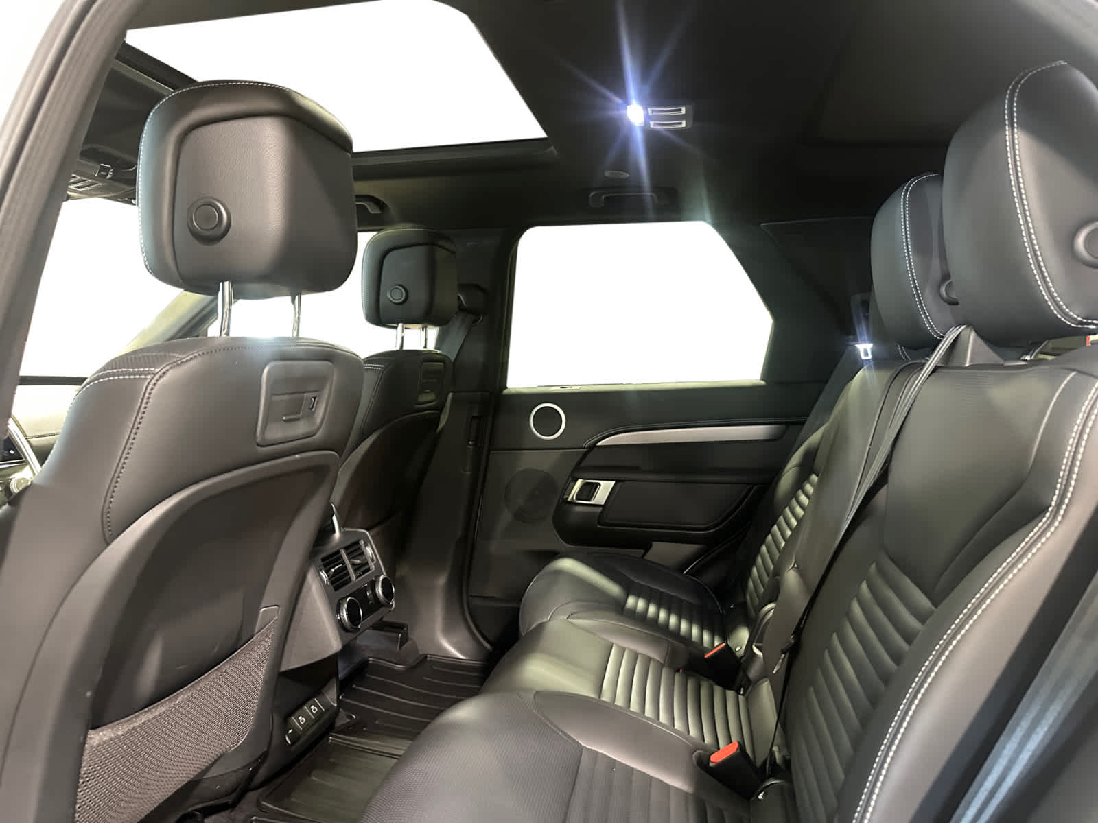 used 2024 Land Rover Discovery car, priced at $61,998