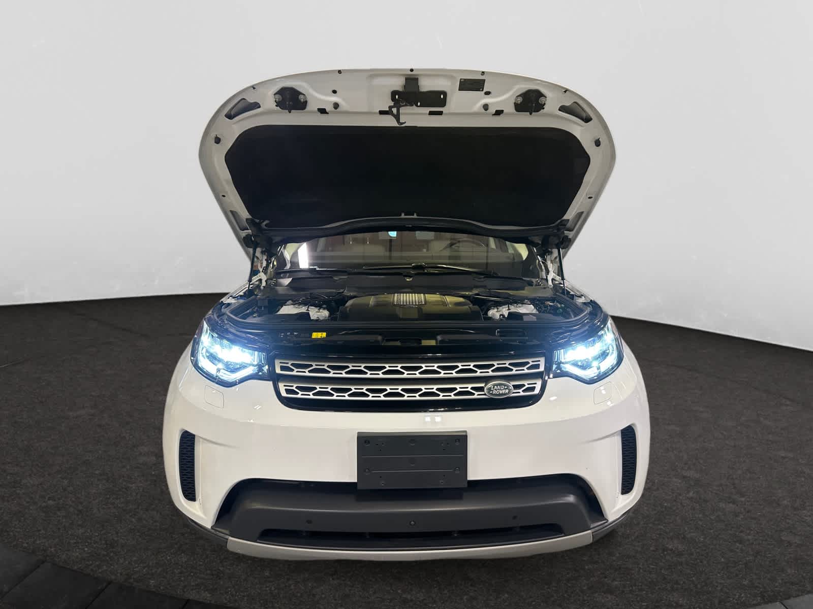 used 2018 Land Rover Discovery car, priced at $19,998
