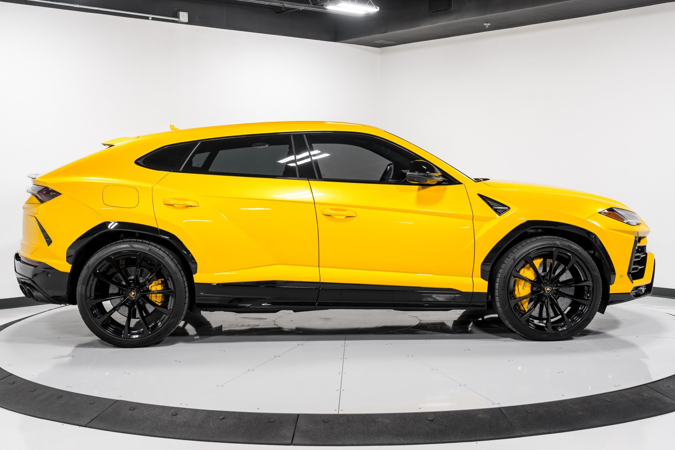 used 2022 Lamborghini Urus car, priced at $252,999