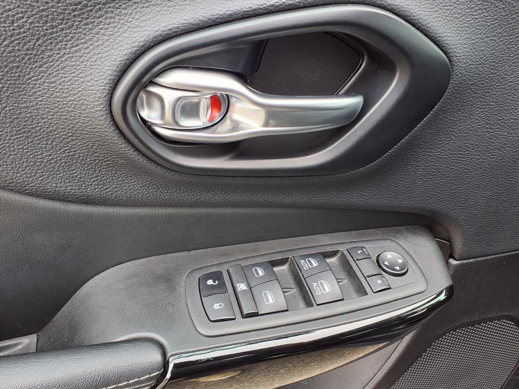 used 2023 Jeep Cherokee car, priced at $25,995