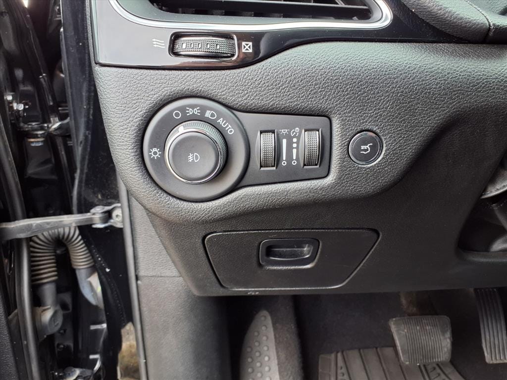 used 2023 Jeep Cherokee car, priced at $25,995