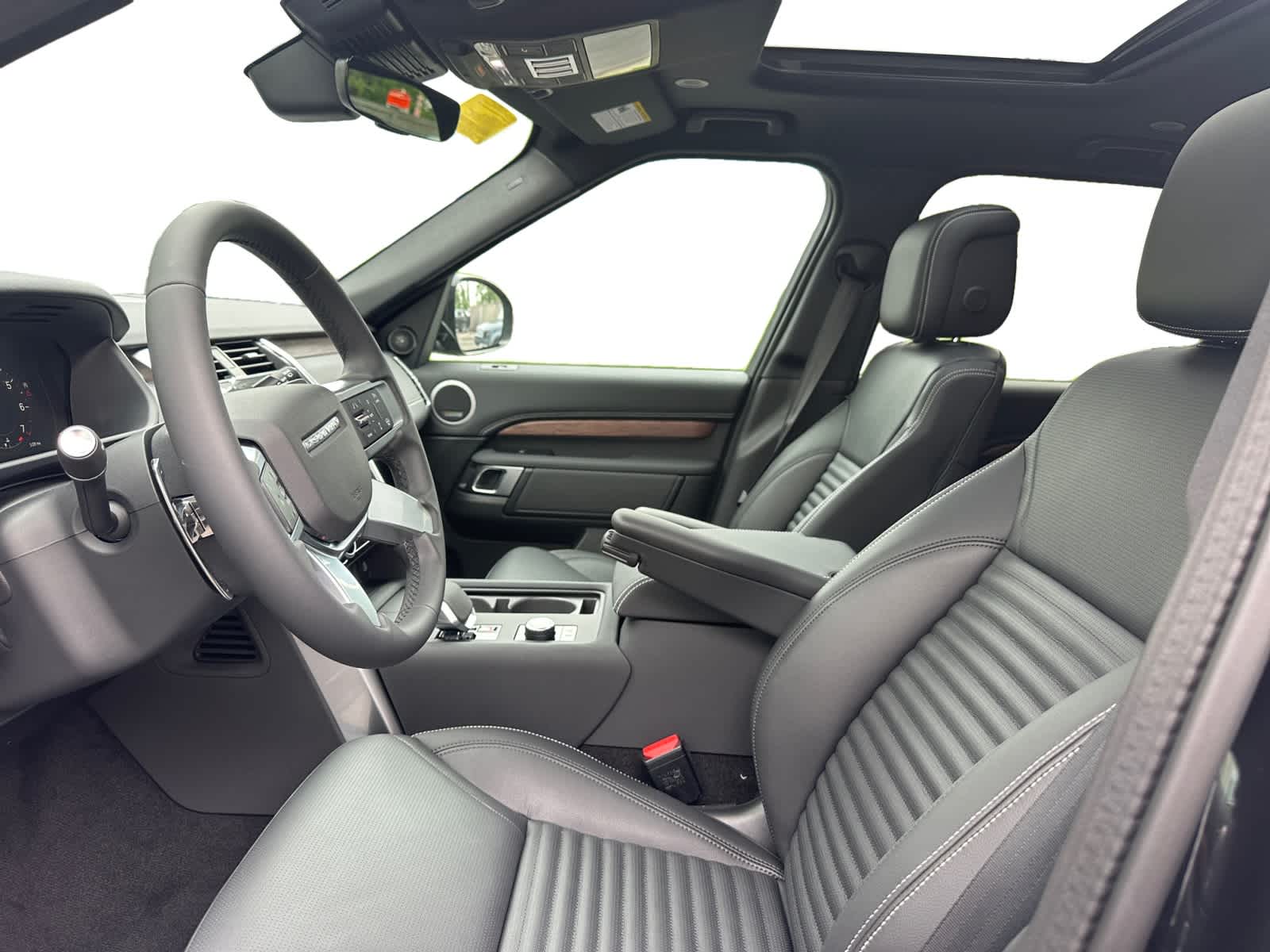 new 2025 Land Rover Discovery car, priced at $80,643