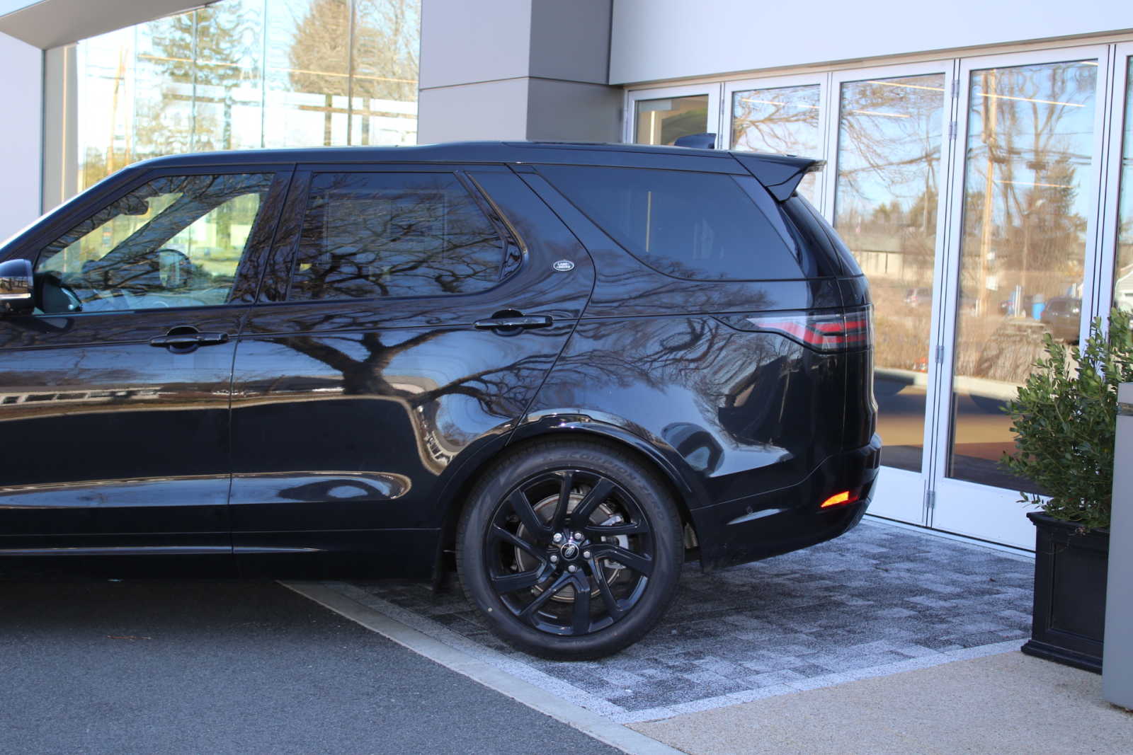 new 2024 Land Rover Discovery car, priced at $71,548