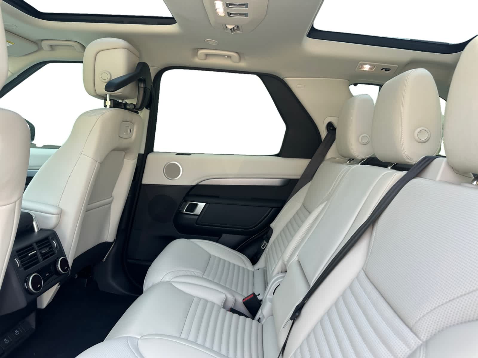 new 2025 Land Rover Discovery car, priced at $77,443
