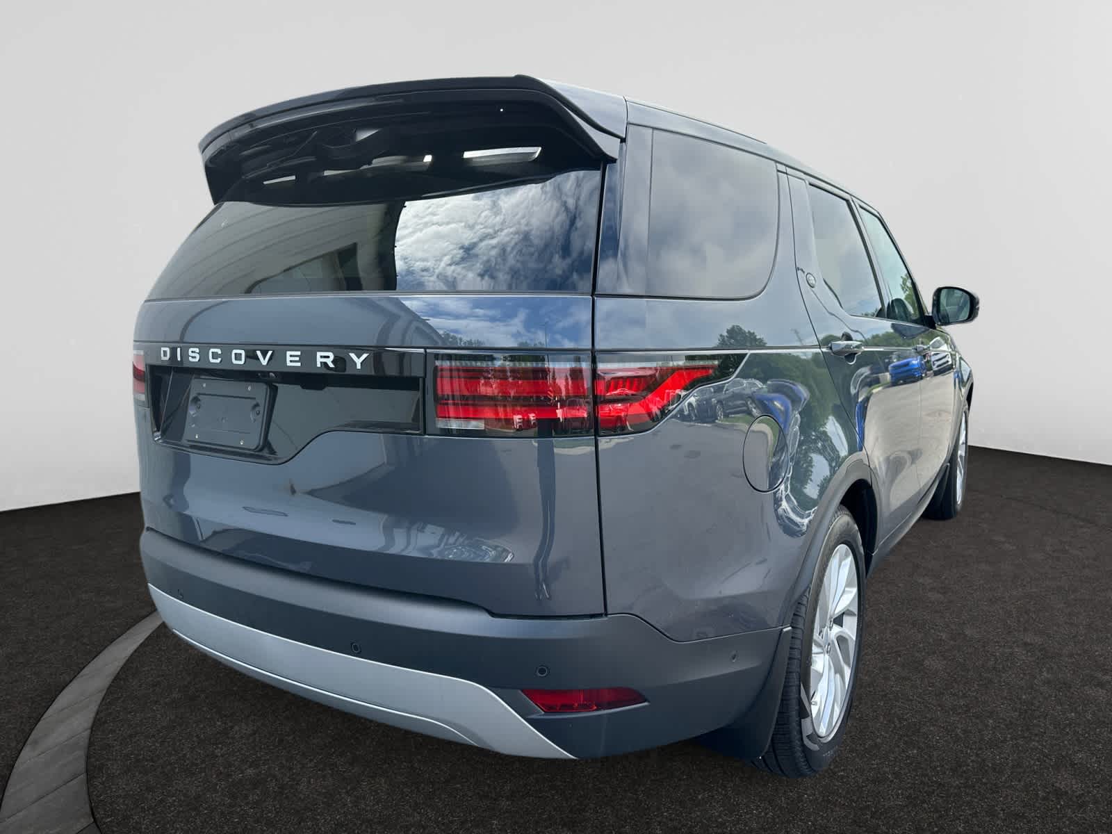 new 2025 Land Rover Discovery car, priced at $69,378