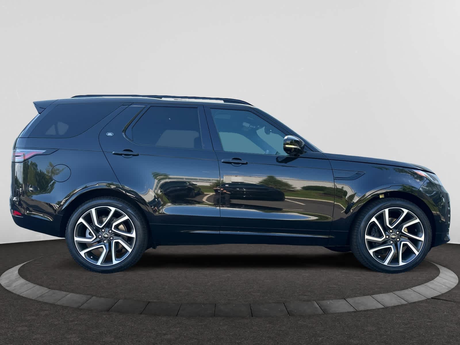 new 2025 Land Rover Discovery car, priced at $82,088