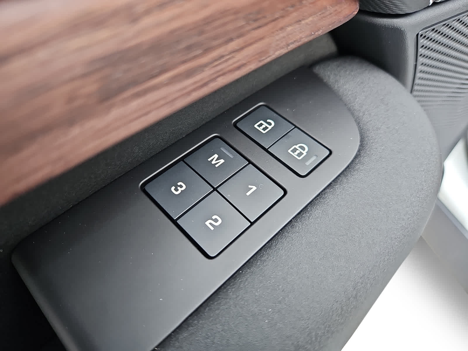new 2025 Land Rover Discovery car, priced at $75,278