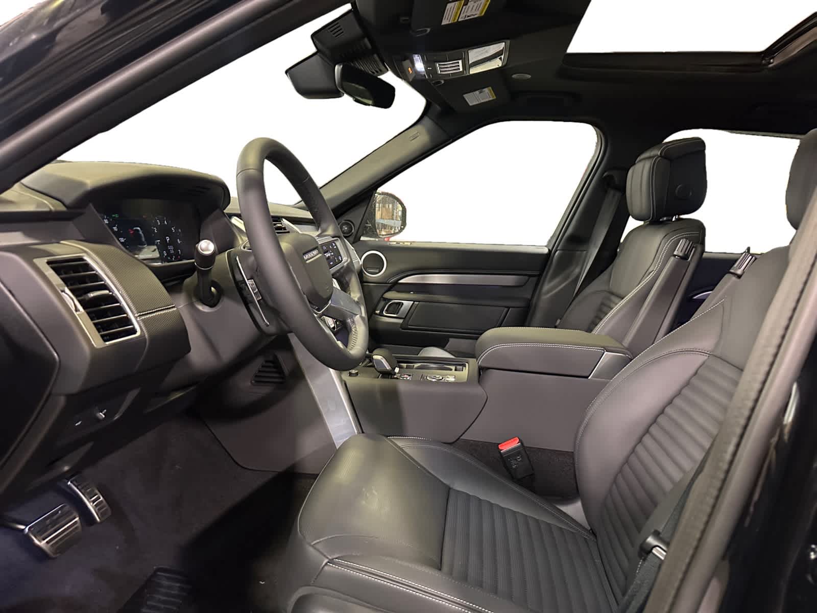 new 2025 Land Rover Discovery car, priced at $82,088