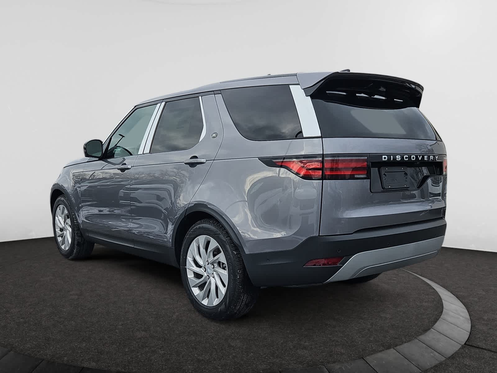 new 2025 Land Rover Discovery car, priced at $63,578