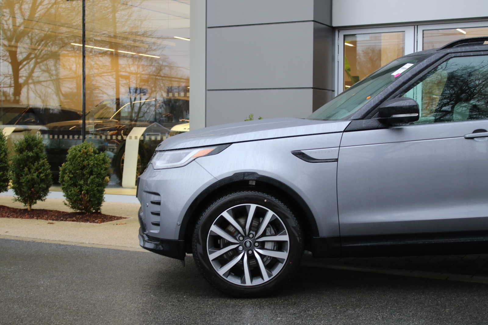 new 2024 Land Rover Discovery car, priced at $77,886