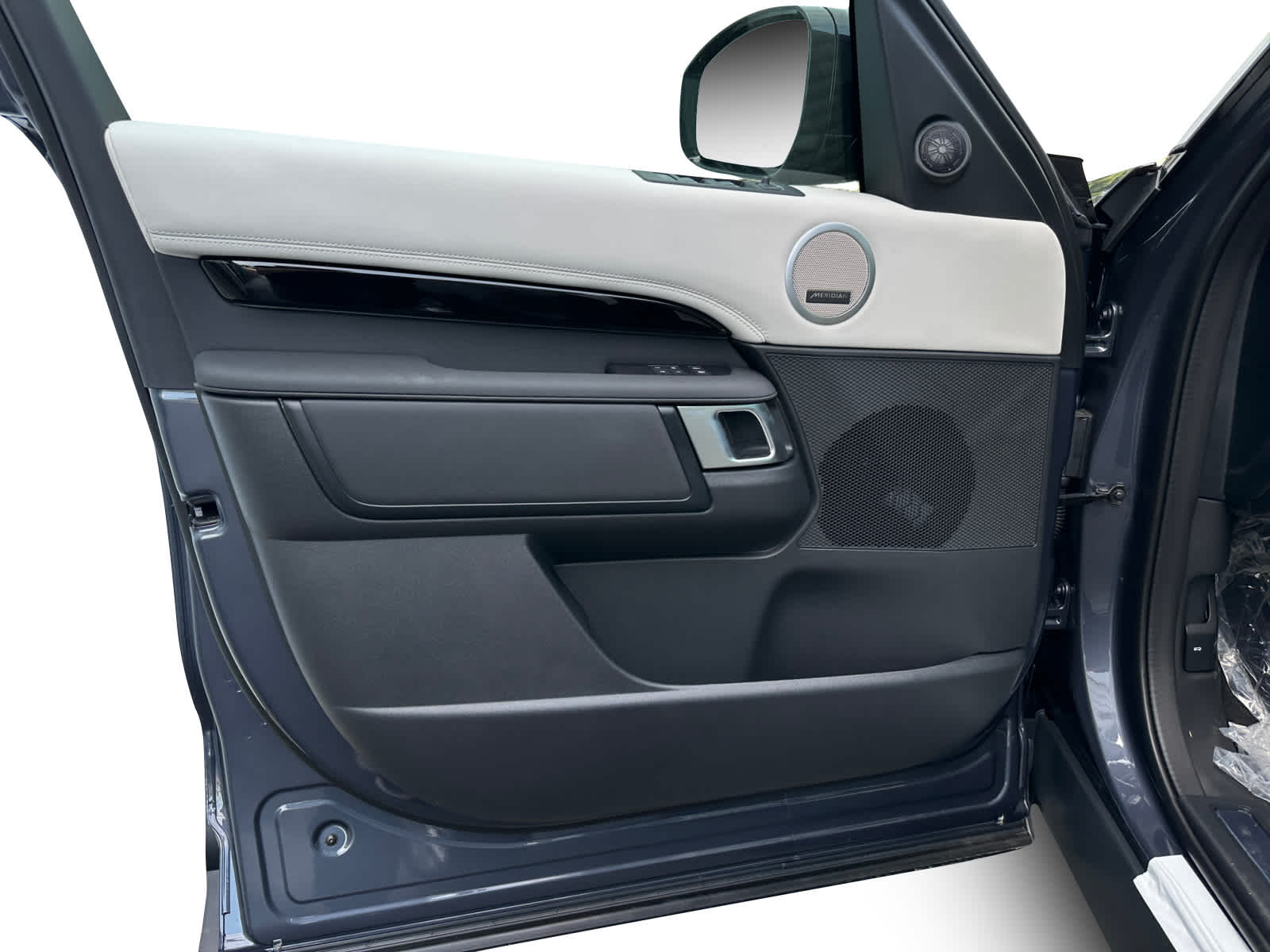 new 2025 Land Rover Discovery car, priced at $69,378
