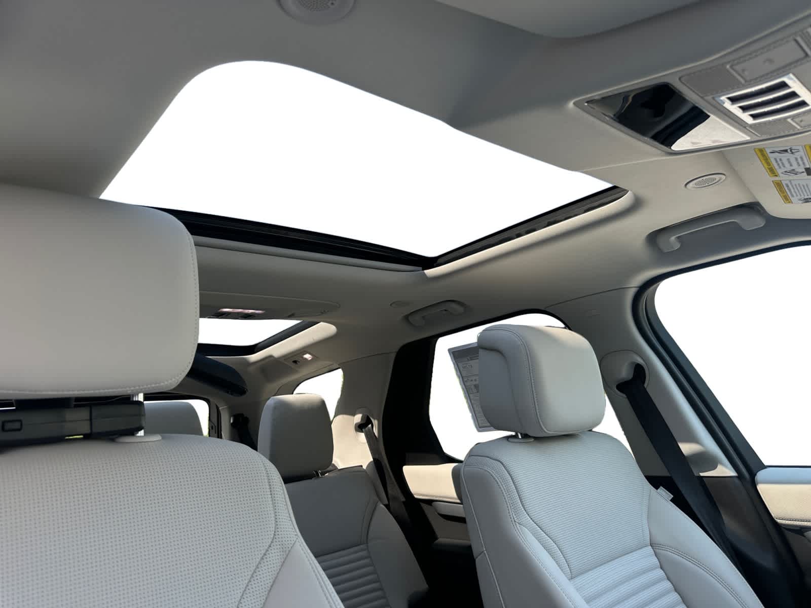 new 2025 Land Rover Discovery car, priced at $77,443