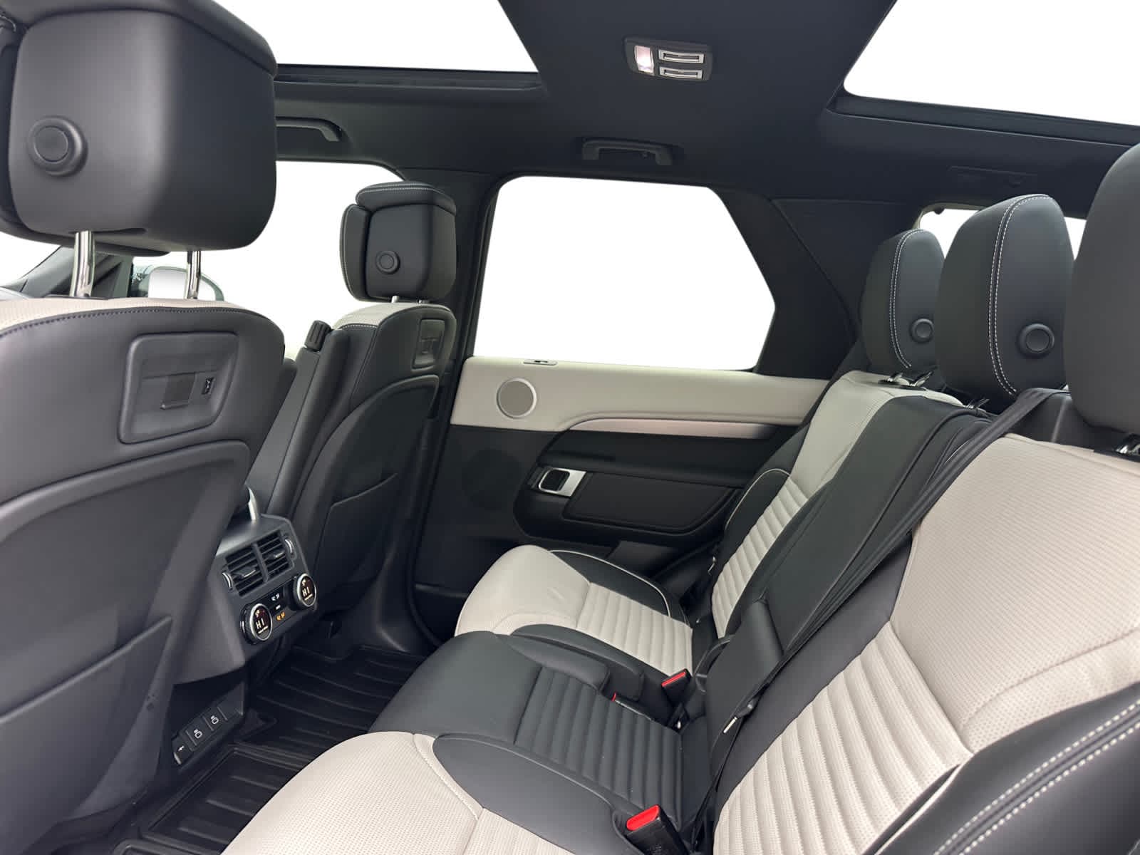 used 2024 Land Rover Discovery car, priced at $59,998