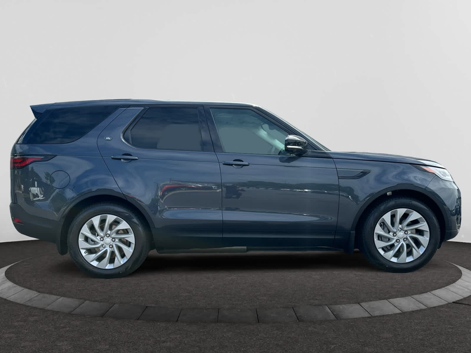 new 2025 Land Rover Discovery car, priced at $69,378