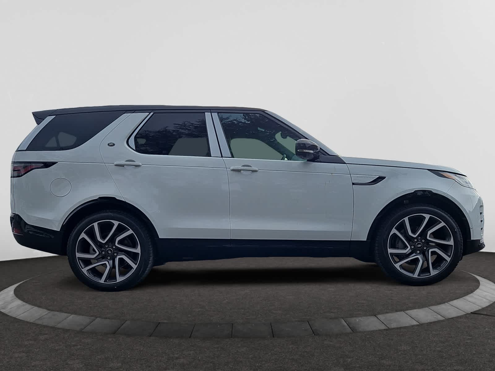 new 2025 Land Rover Discovery car, priced at $75,278