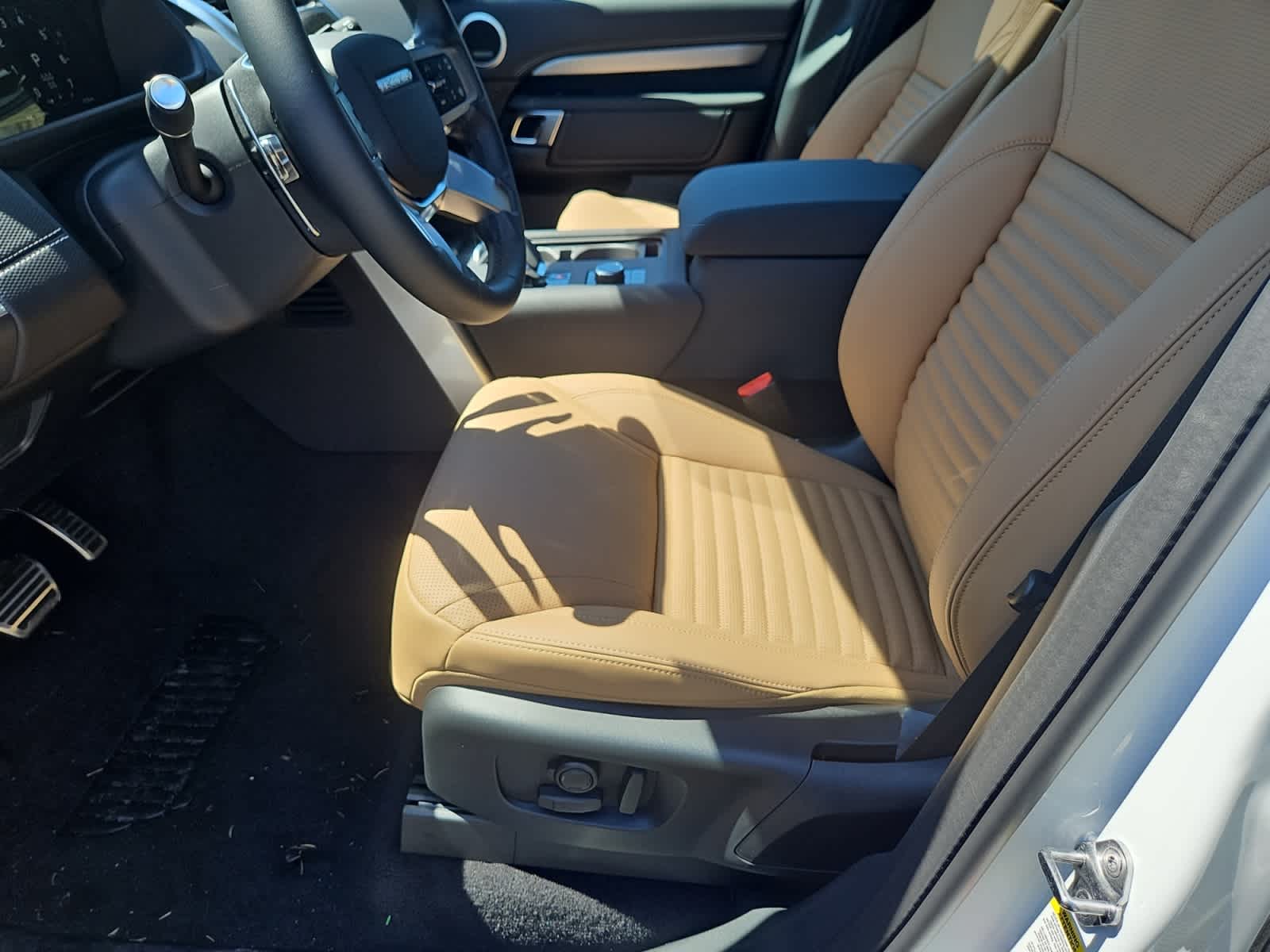 new 2025 Land Rover Discovery car, priced at $80,525