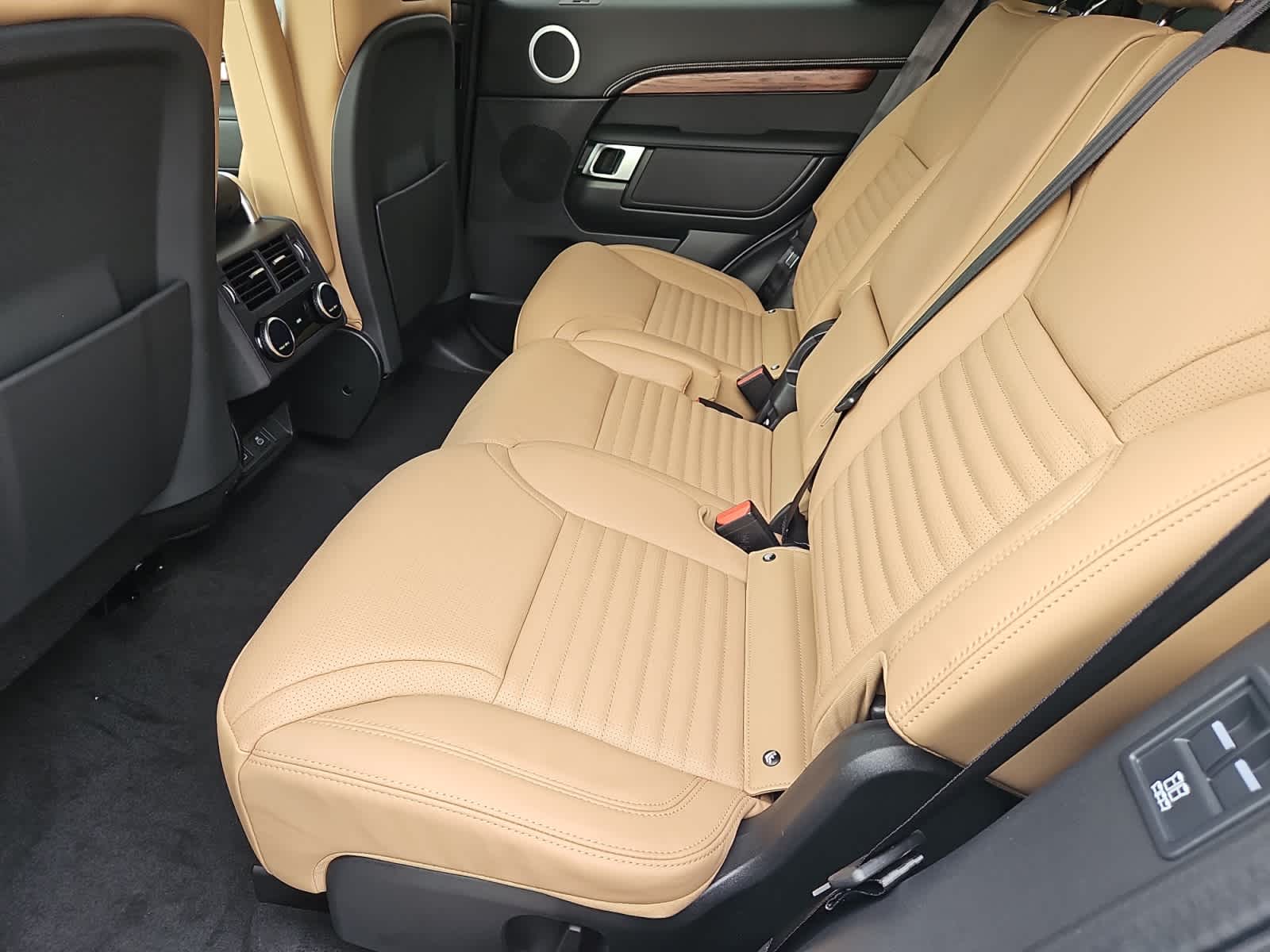 new 2025 Land Rover Discovery car, priced at $75,278
