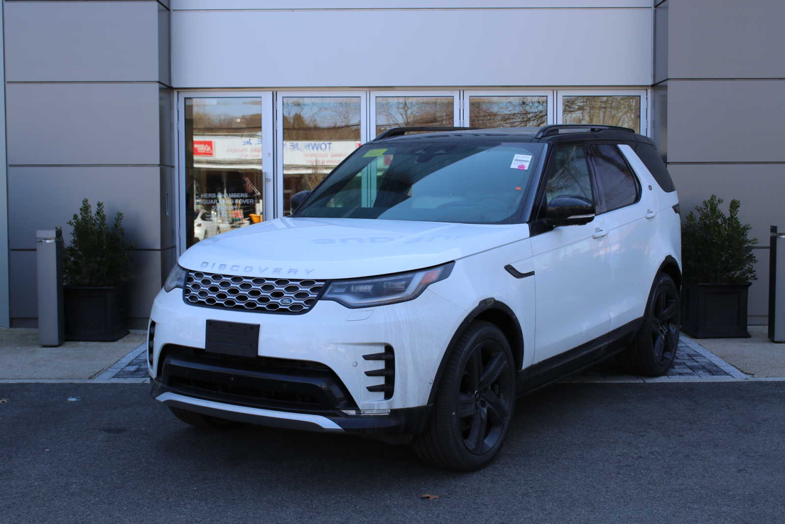 new 2024 Land Rover Discovery car, priced at $91,680