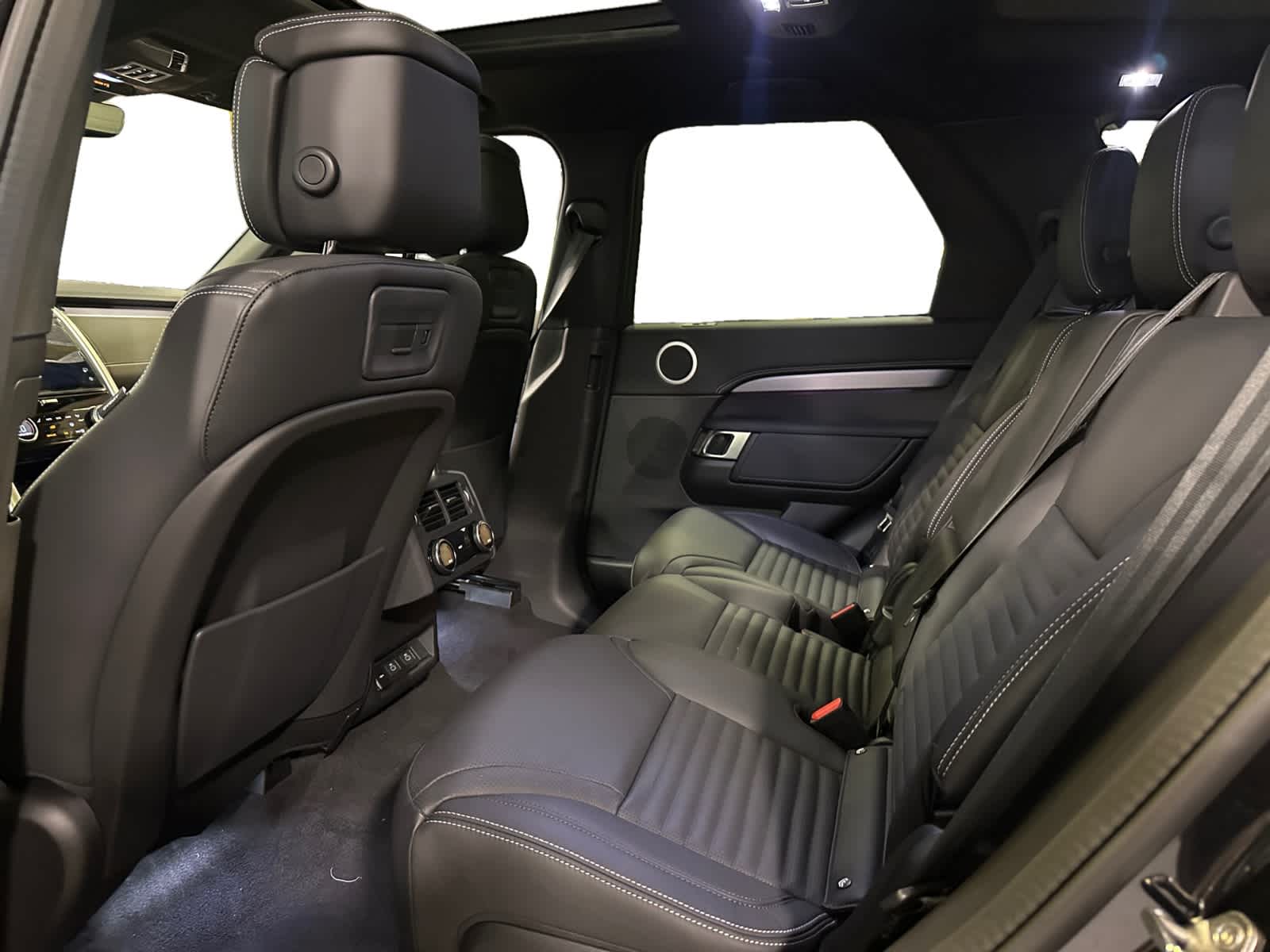 new 2025 Land Rover Discovery car, priced at $82,088