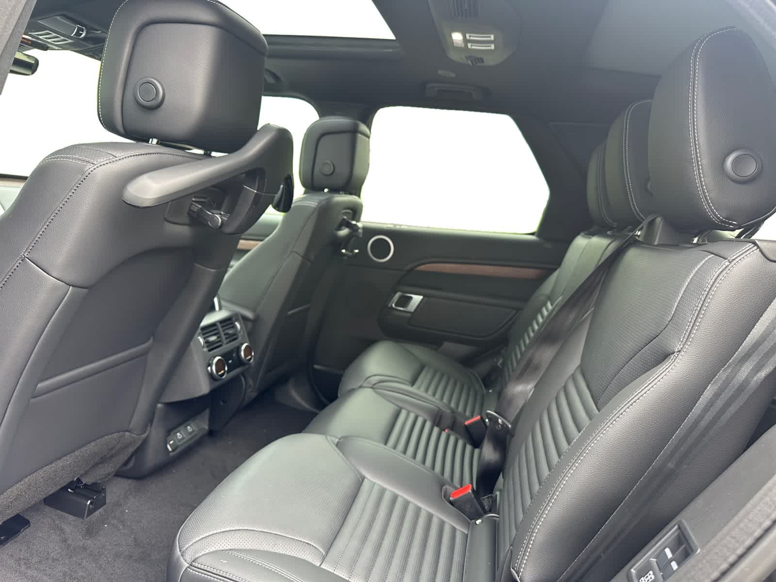 new 2025 Land Rover Discovery car, priced at $80,643