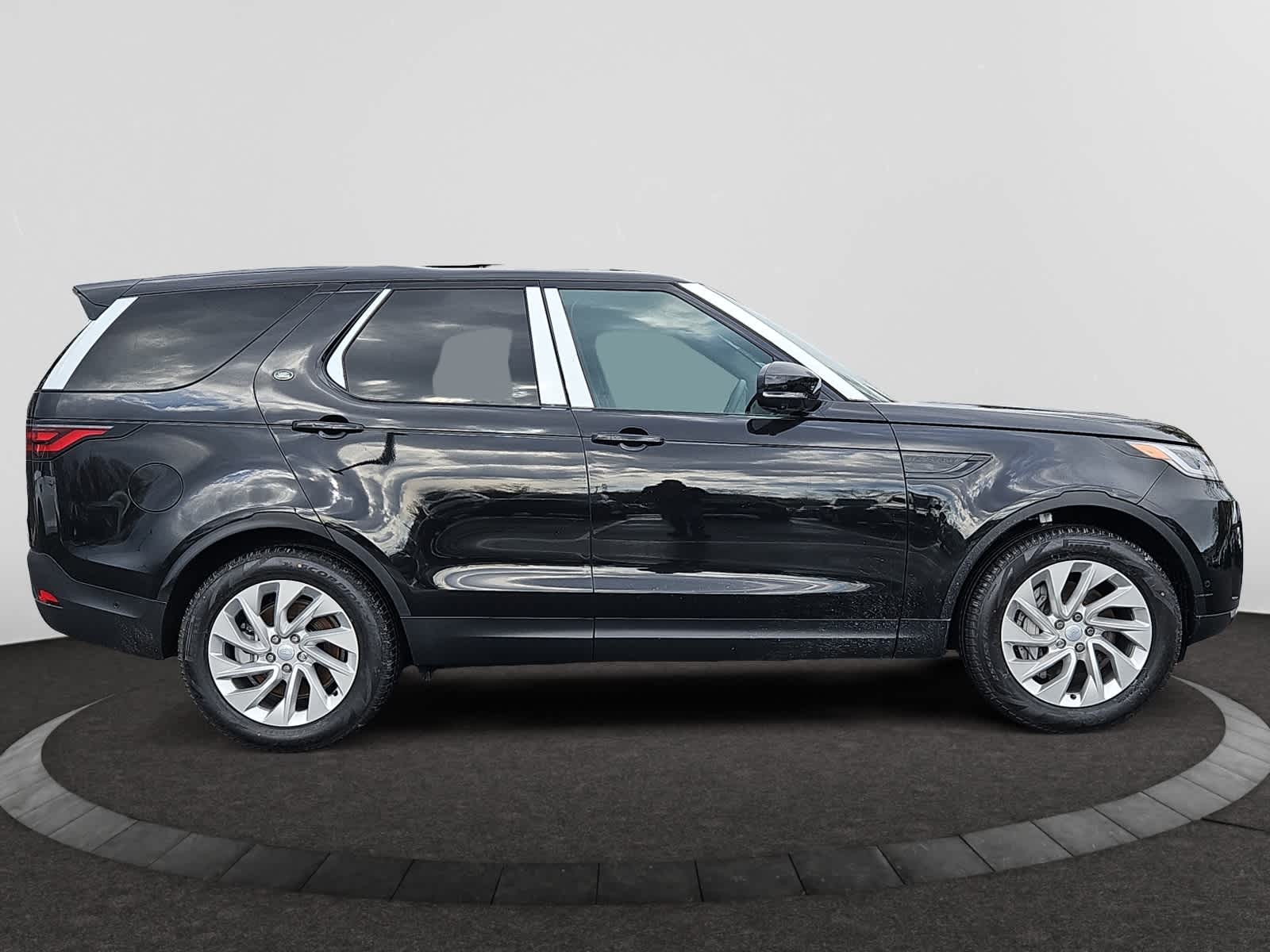 new 2025 Land Rover Discovery car, priced at $65,738