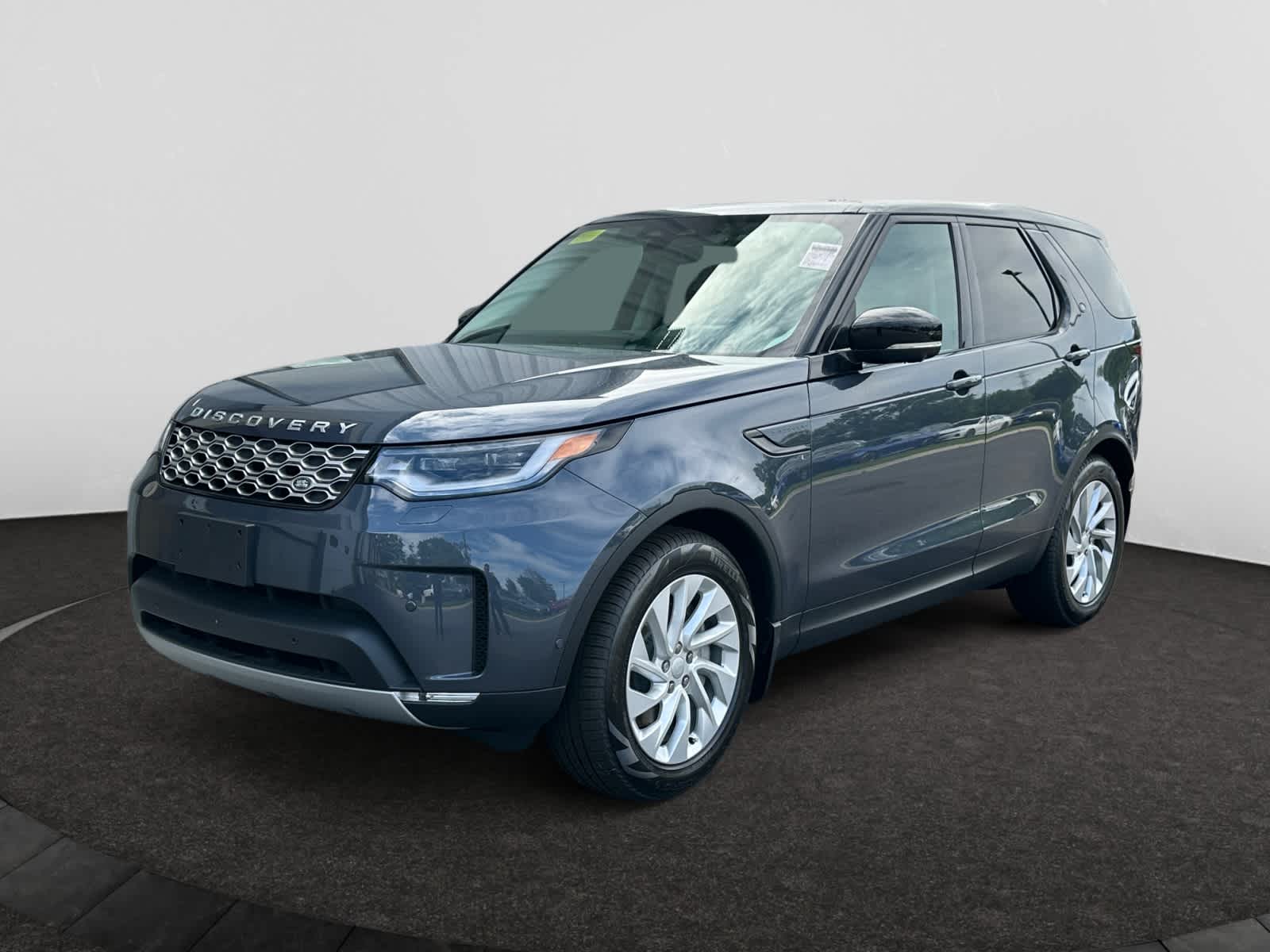 new 2025 Land Rover Discovery car, priced at $69,378