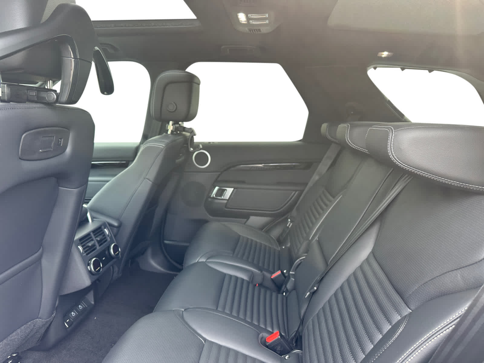 new 2025 Land Rover Discovery car, priced at $69,228