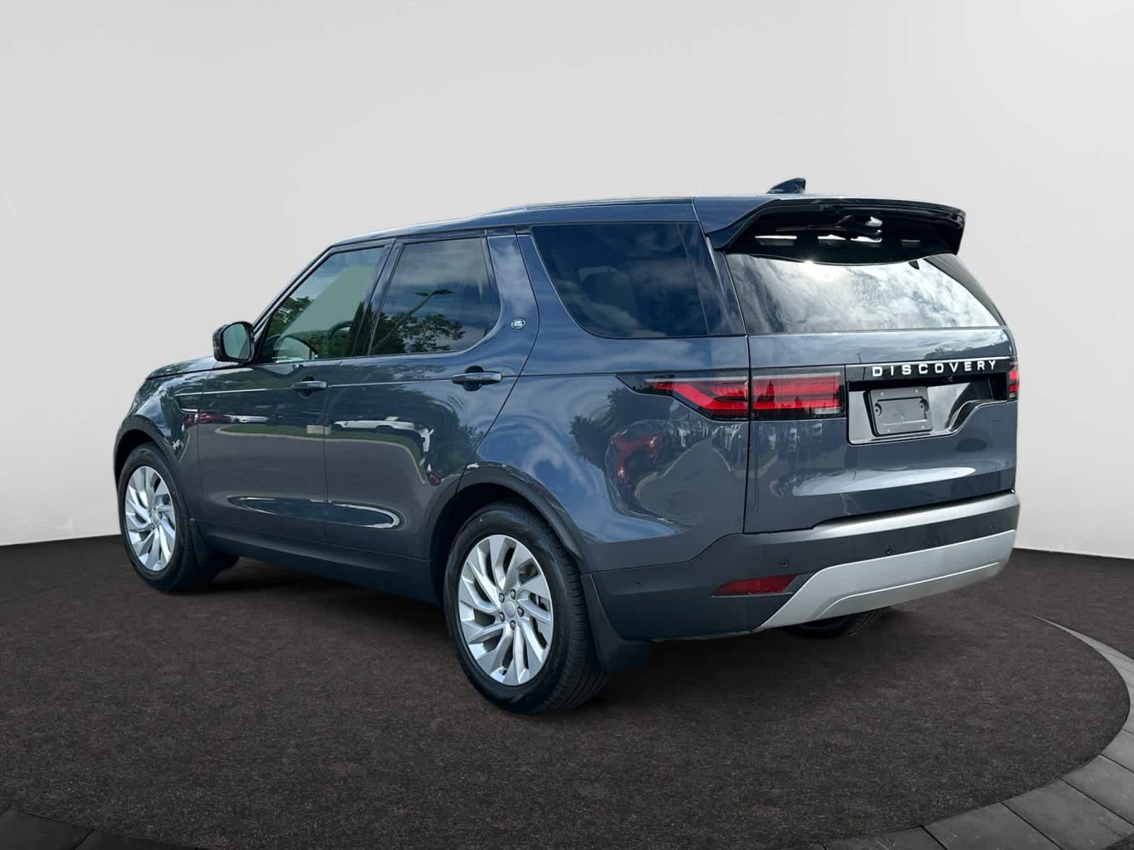 new 2025 Land Rover Discovery car, priced at $69,378