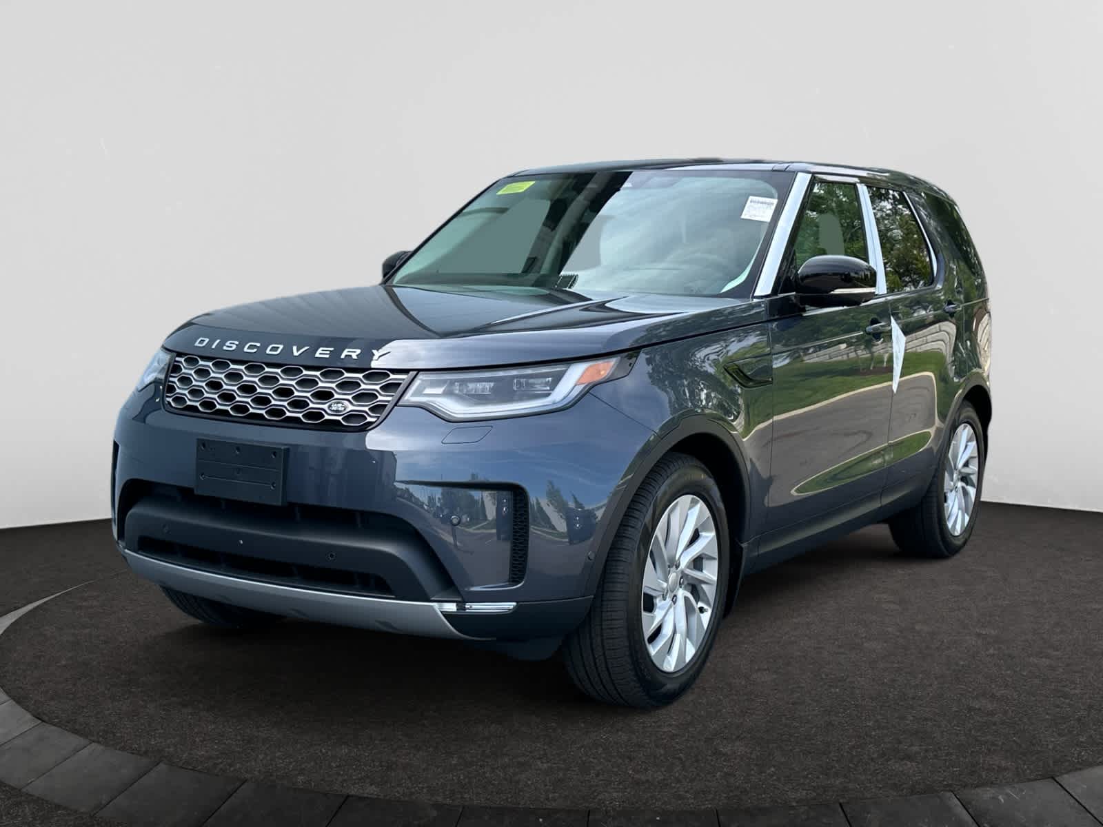 new 2025 Land Rover Discovery car, priced at $69,378