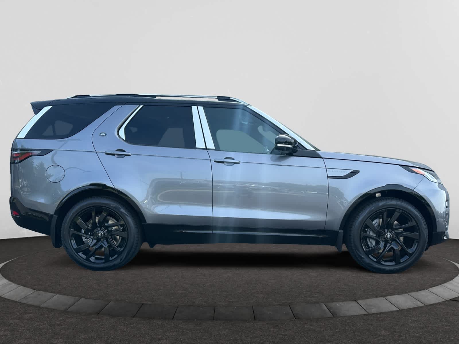 new 2025 Land Rover Discovery car, priced at $74,228