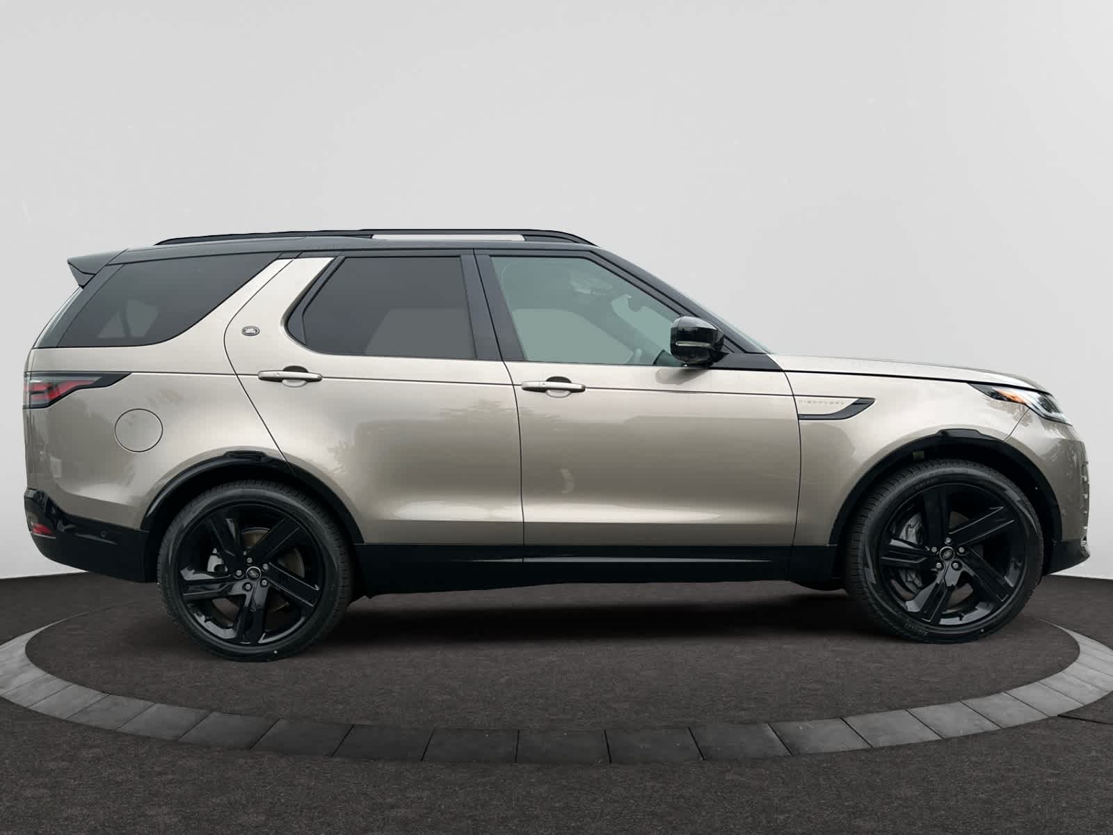 new 2025 Land Rover Discovery car, priced at $79,828