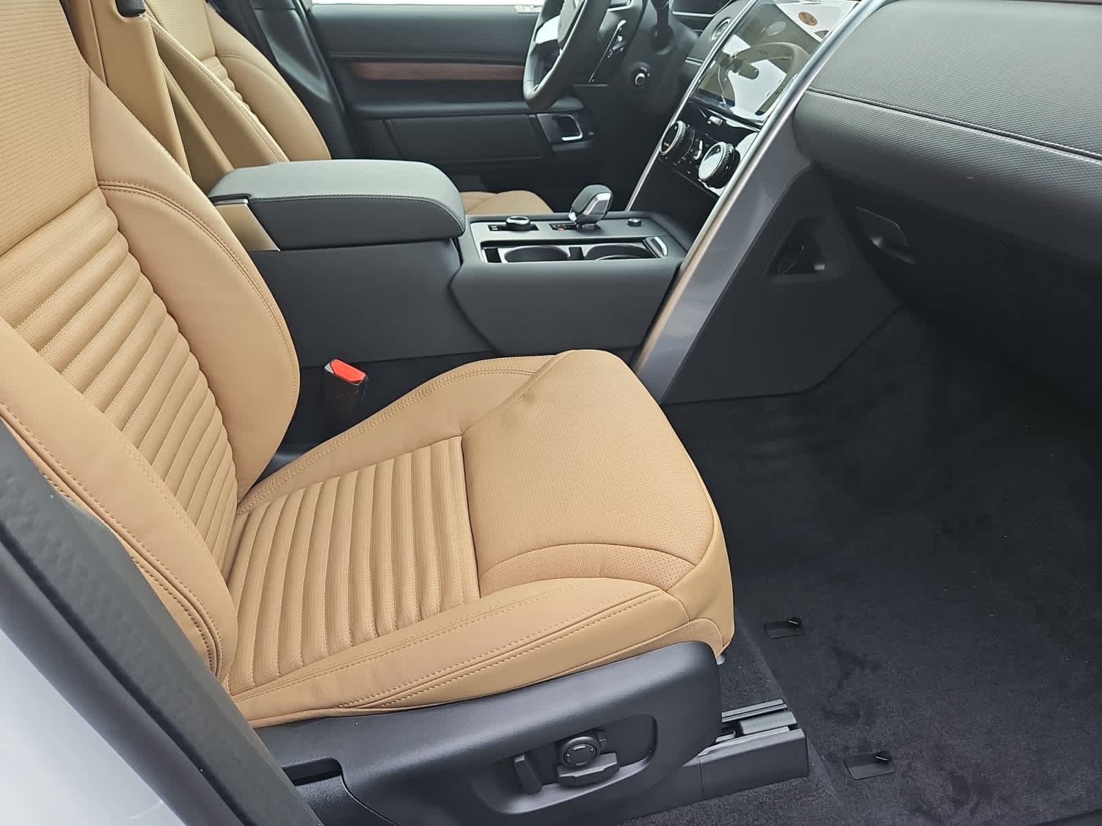 new 2025 Land Rover Discovery car, priced at $75,278