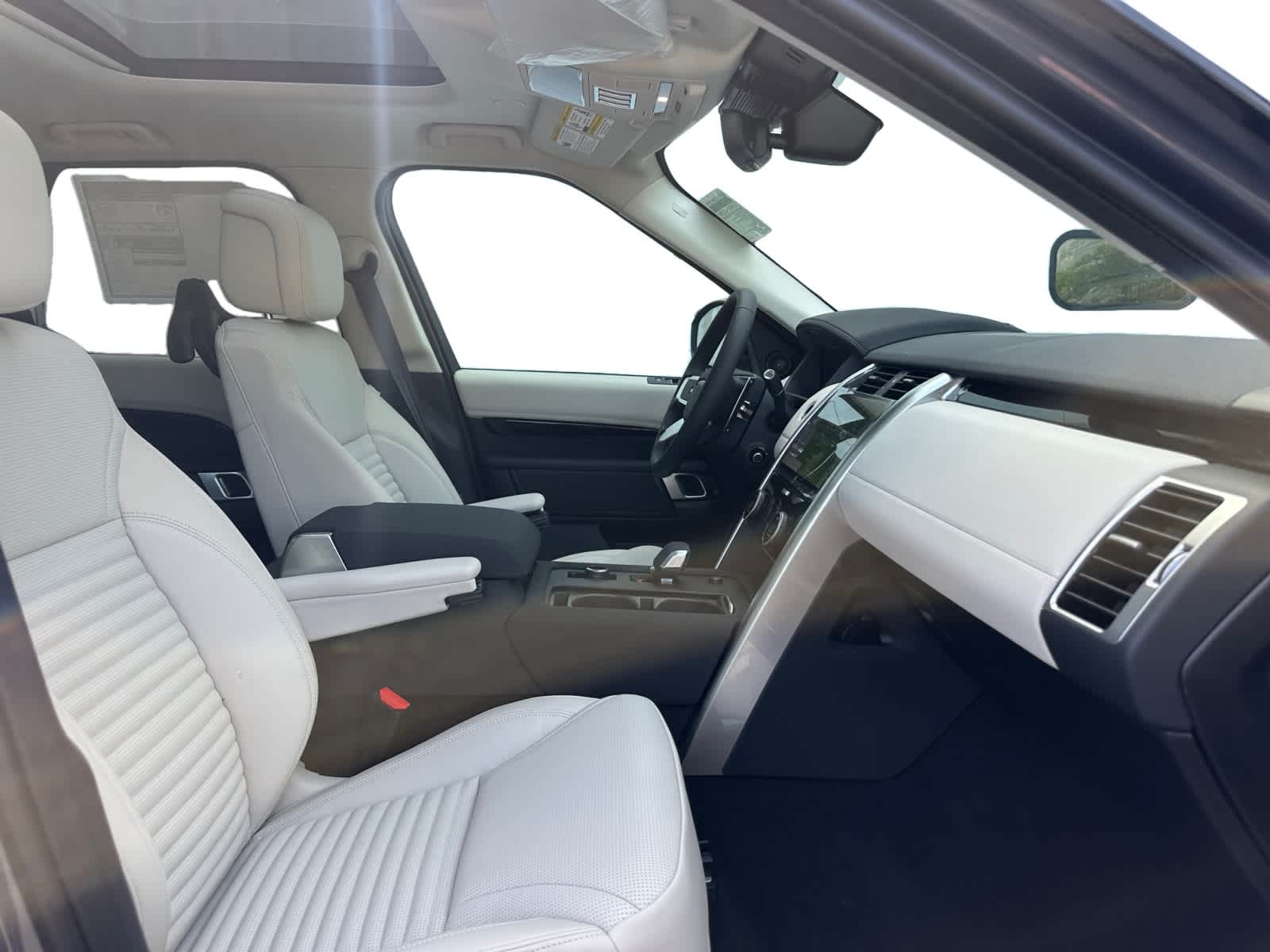 new 2025 Land Rover Discovery car, priced at $69,378