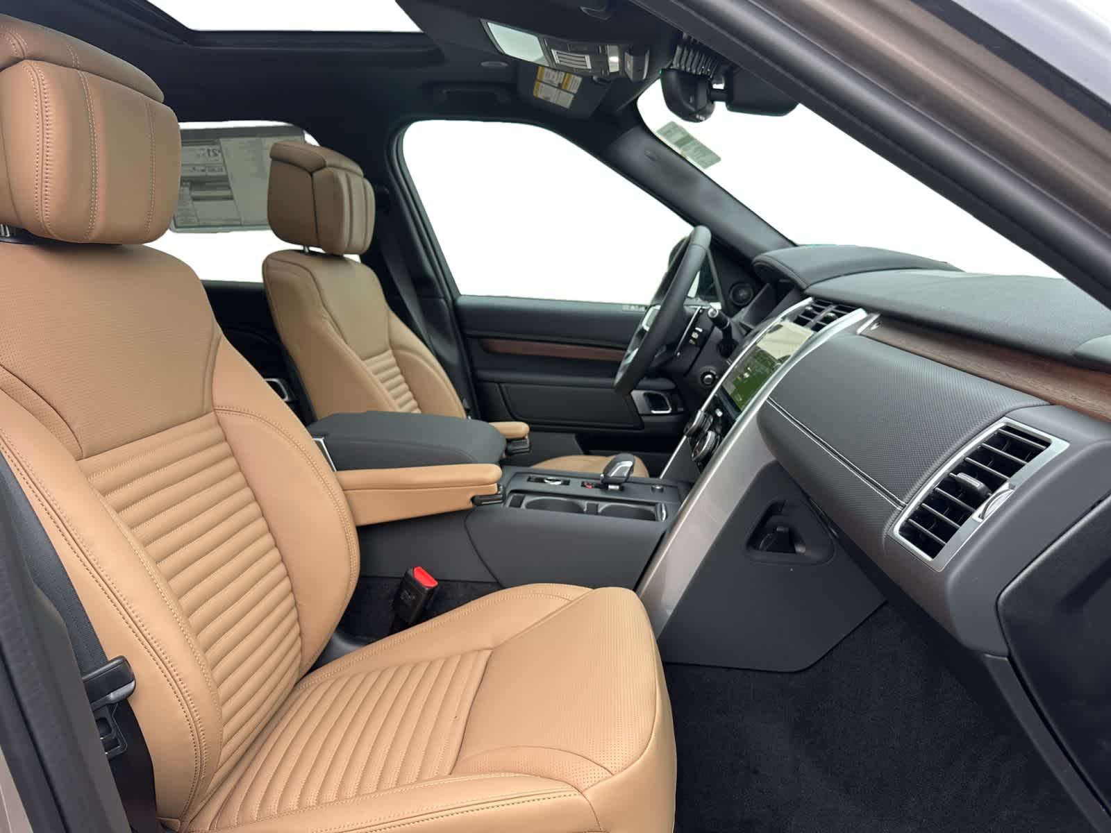 new 2025 Land Rover Discovery car, priced at $79,828