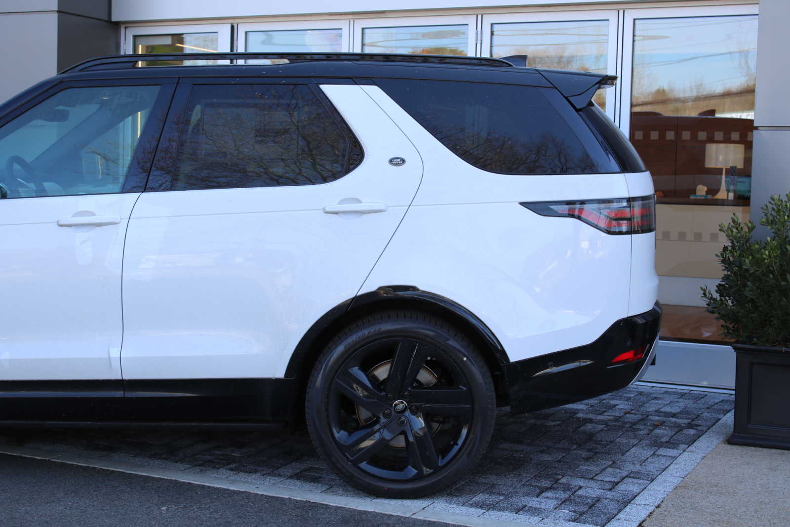 new 2024 Land Rover Discovery car, priced at $91,680